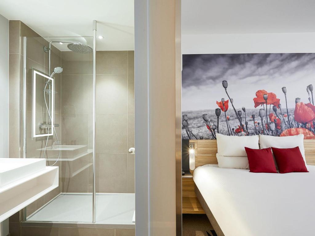 Postel nebo postele na pokoji v ubytování Novotel Ieper Centrum