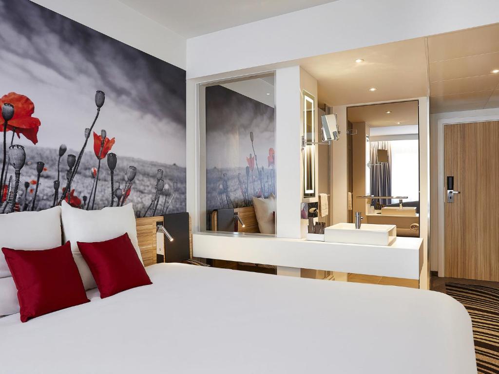 Postel nebo postele na pokoji v ubytování Novotel Ieper Centrum