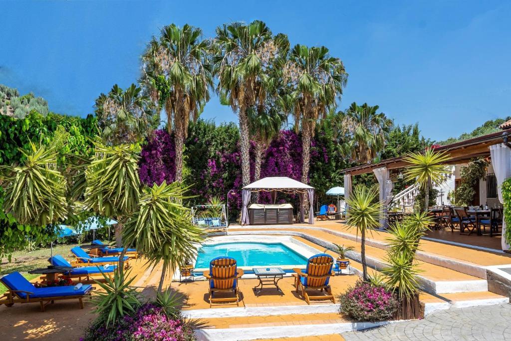 una piscina con sillas, cenador y palmeras en Hacienda Sol Trapiche, en Trapiche