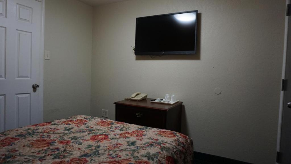 TV a/nebo společenská místnost v ubytování Red Lion Motel Southampton