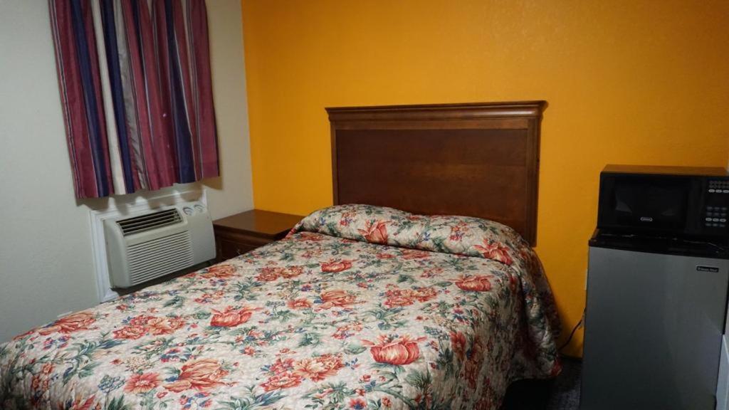 Postel nebo postele na pokoji v ubytování Red Lion Motel Southampton