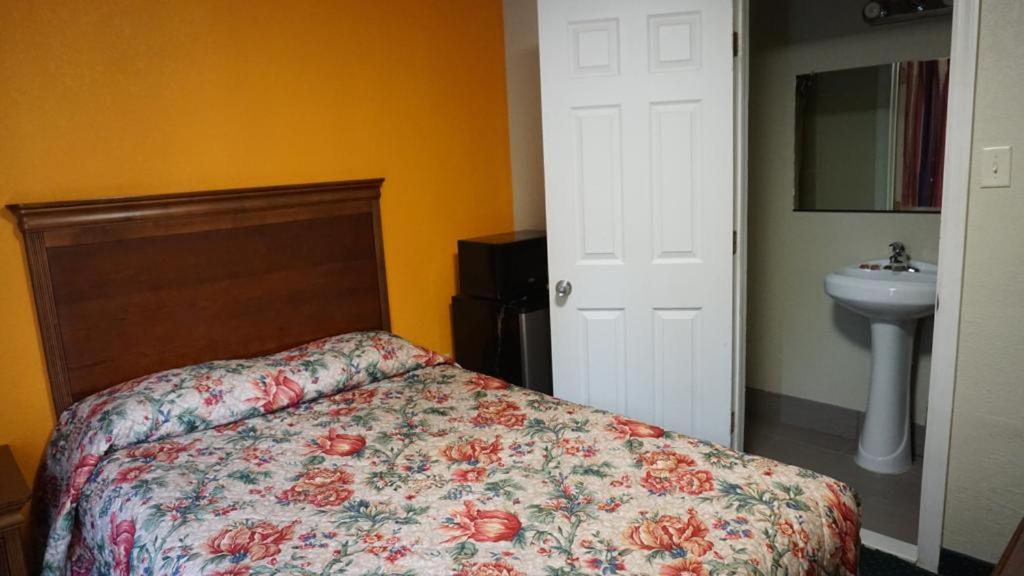 Postel nebo postele na pokoji v ubytování Red Lion Motel Southampton