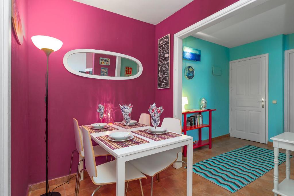 コスタ・テギセにあるThe Colors House, 639 Private Apartmentのピンクとブルーの壁のダイニングルーム