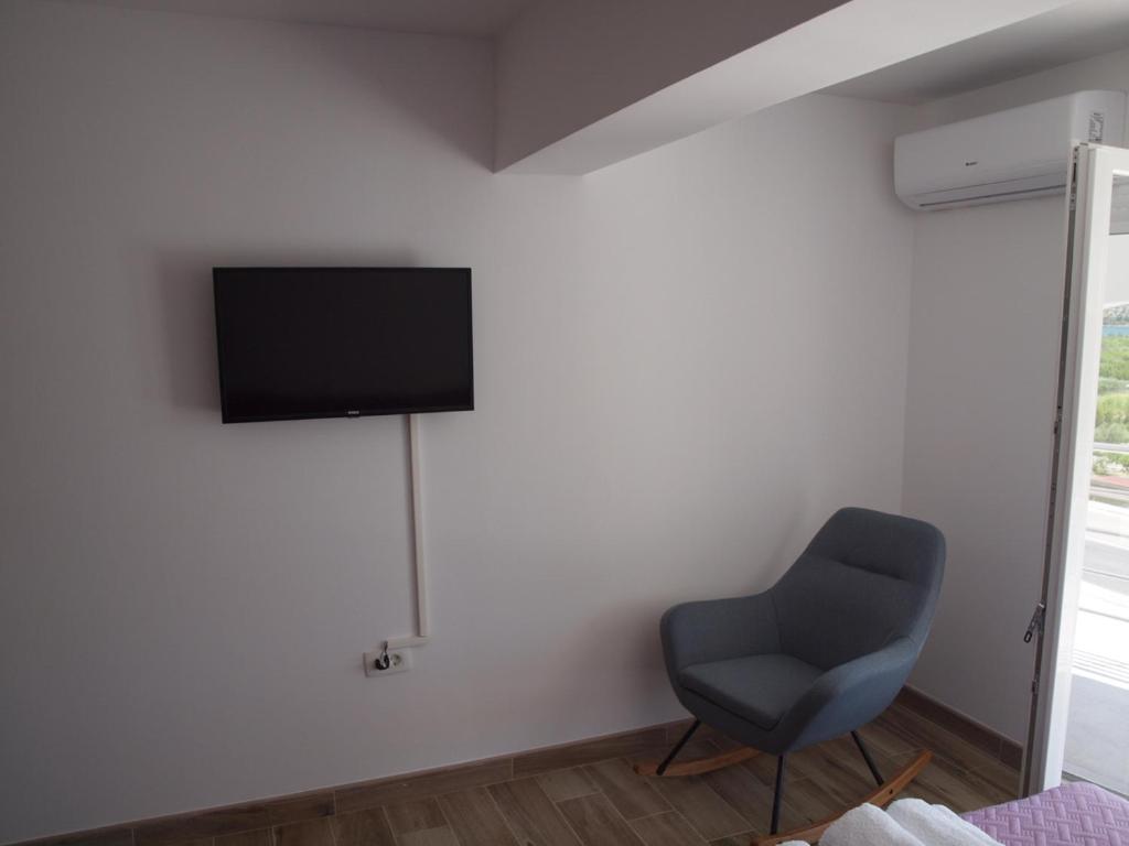 Televízia a/alebo spoločenská miestnosť v ubytovaní Apartman&Studio S