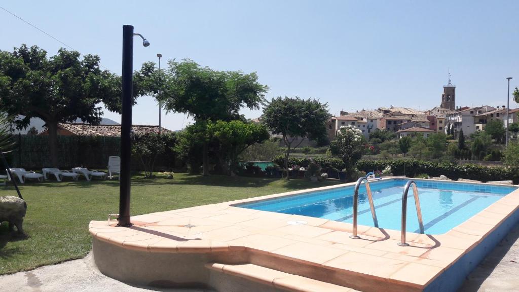 una piscina en un patio con árboles y edificios en Casa Féliz duplex y apartamento Rural, en Torres del Obispo