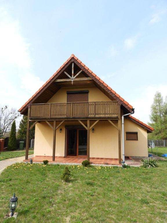 una pequeña casa con techo de gambrel en Domek Letni Ryn, en Ryn