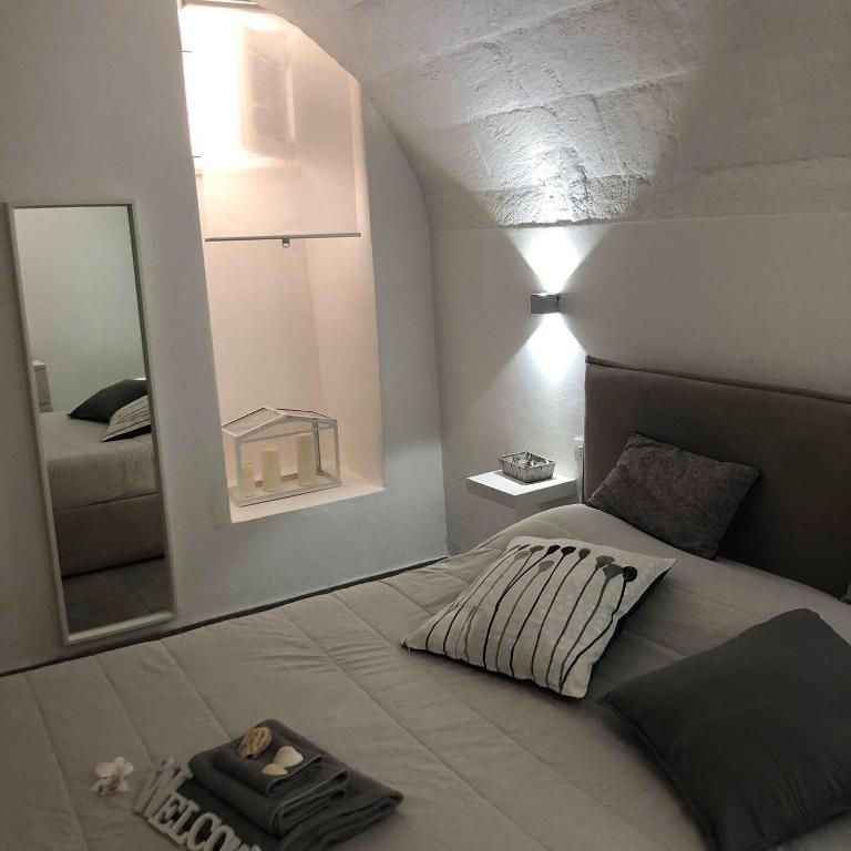 Łóżko lub łóżka w pokoju w obiekcie Casa Vacanze Antiche Mura E Poi