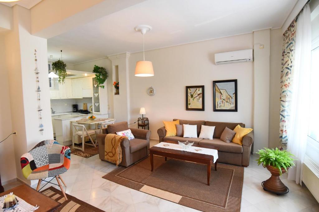 ein Wohnzimmer mit einem Sofa und einem Tisch in der Unterkunft Relaxing House in Kavala