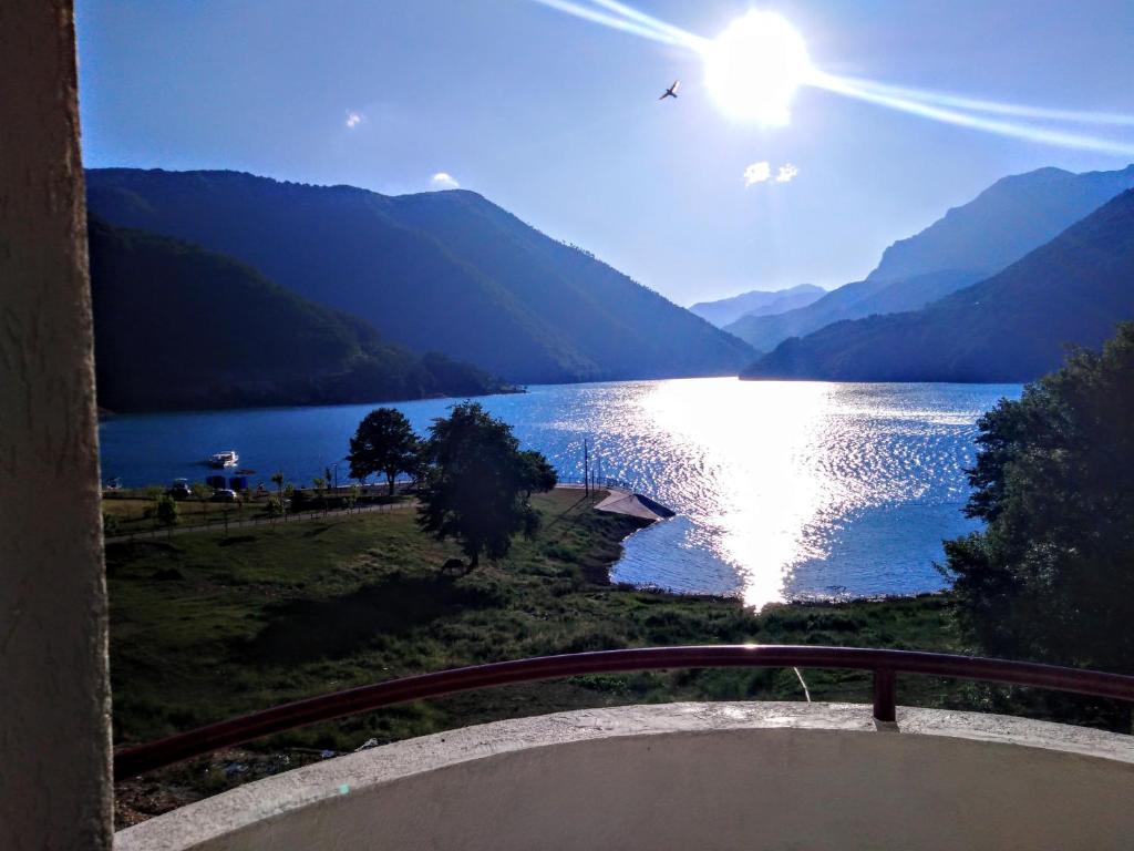 a view of a lake with the sun in the sky at Studio Apartman D&S in Pluzine