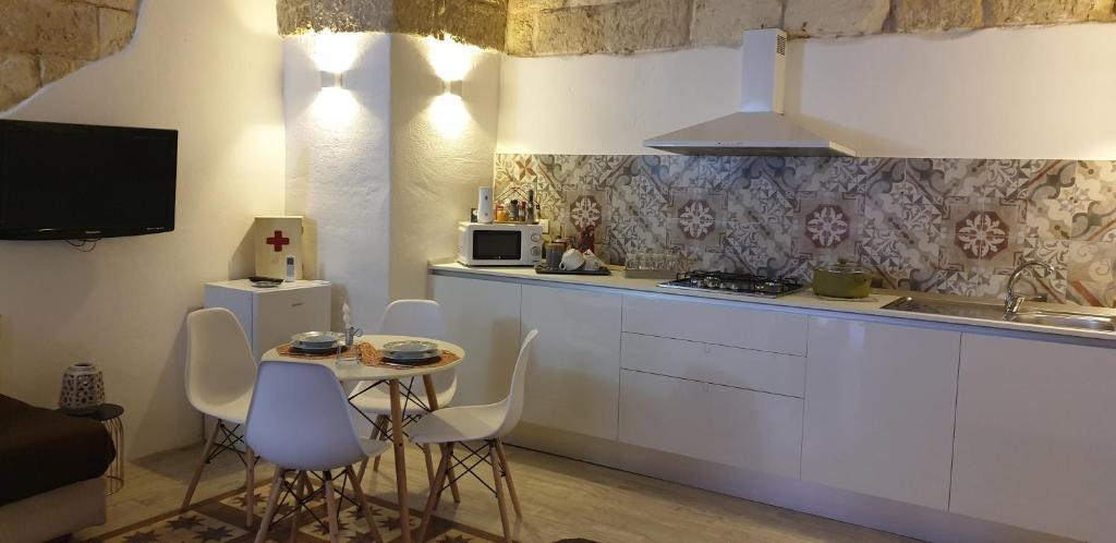 A kitchen or kitchenette at Le Antiche Dimore di Dea
