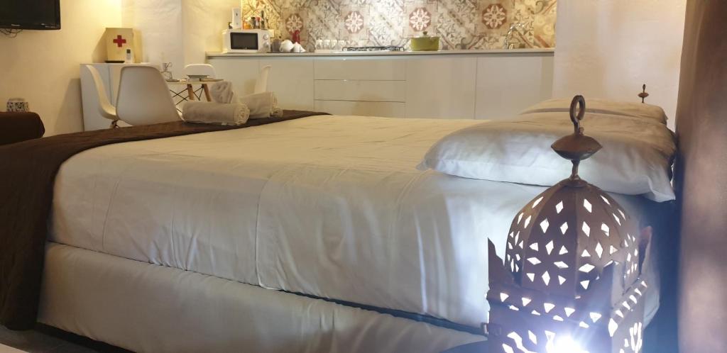 A bed or beds in a room at Le Antiche Dimore di Dea