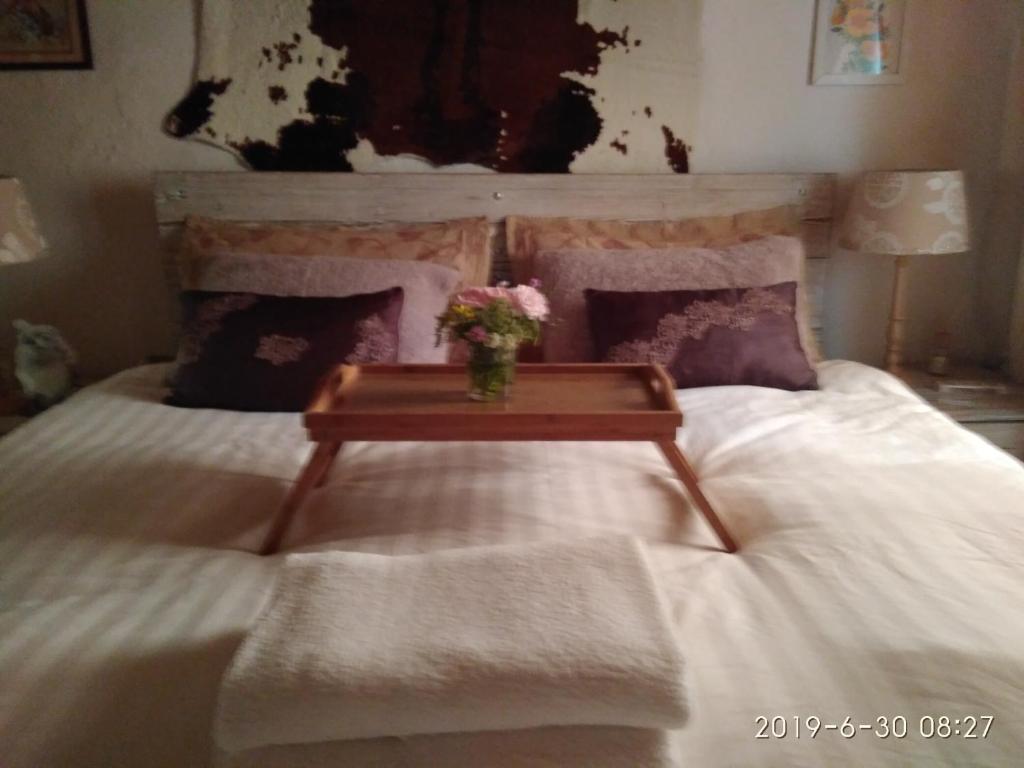 un jarrón de flores sentado encima de una cama en Molini .LAGHI en Malga Campiluzzi Inferiore
