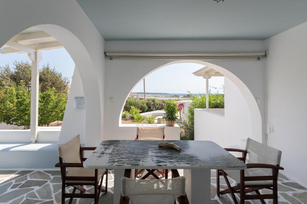 Balkón nebo terasa v ubytování Salty Apartments Sea View Naxos