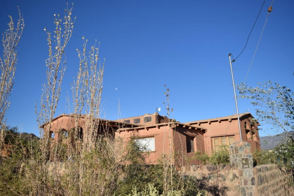 卡奇的住宿－La Chakana，田间中被遗弃的房子