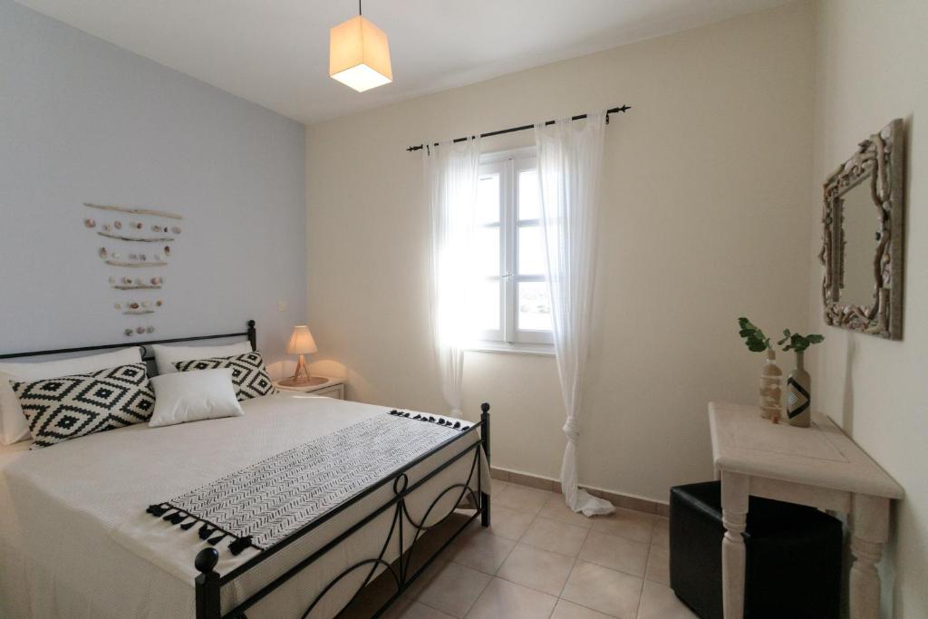 Postel nebo postele na pokoji v ubytování Salty Apartments Sea View Naxos