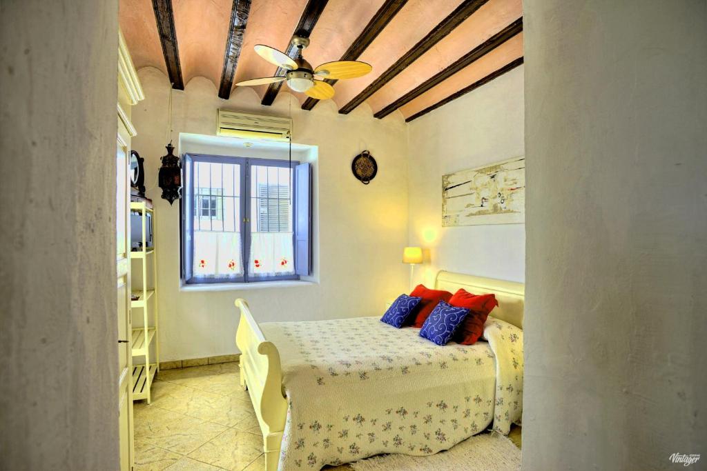 Postel nebo postele na pokoji v ubytování La Casa de Bovedas Charming Inn
