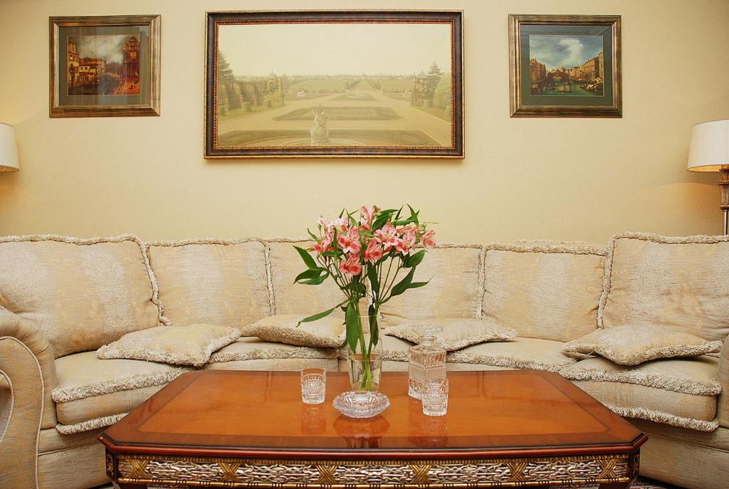 uma sala de estar com um sofá e uma mesa com flores em Premium Rent in Kiev Centre - Kiev em Kiev