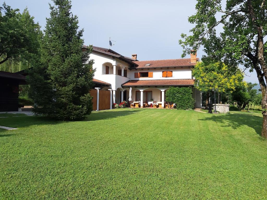 a large yard in front of a house at Rooms Leban in Šempas