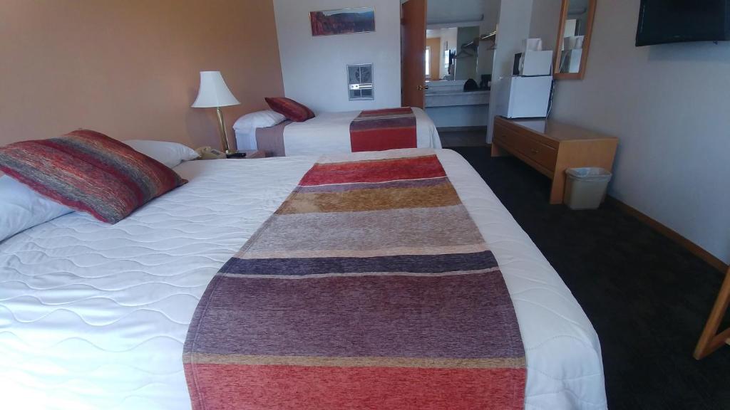 Postel nebo postele na pokoji v ubytování Blue Pine Motel