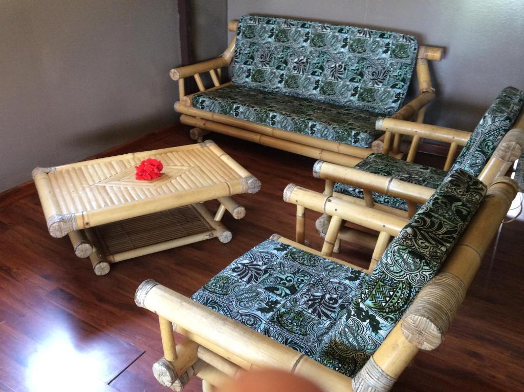 A seating area at Simplicité Marquises