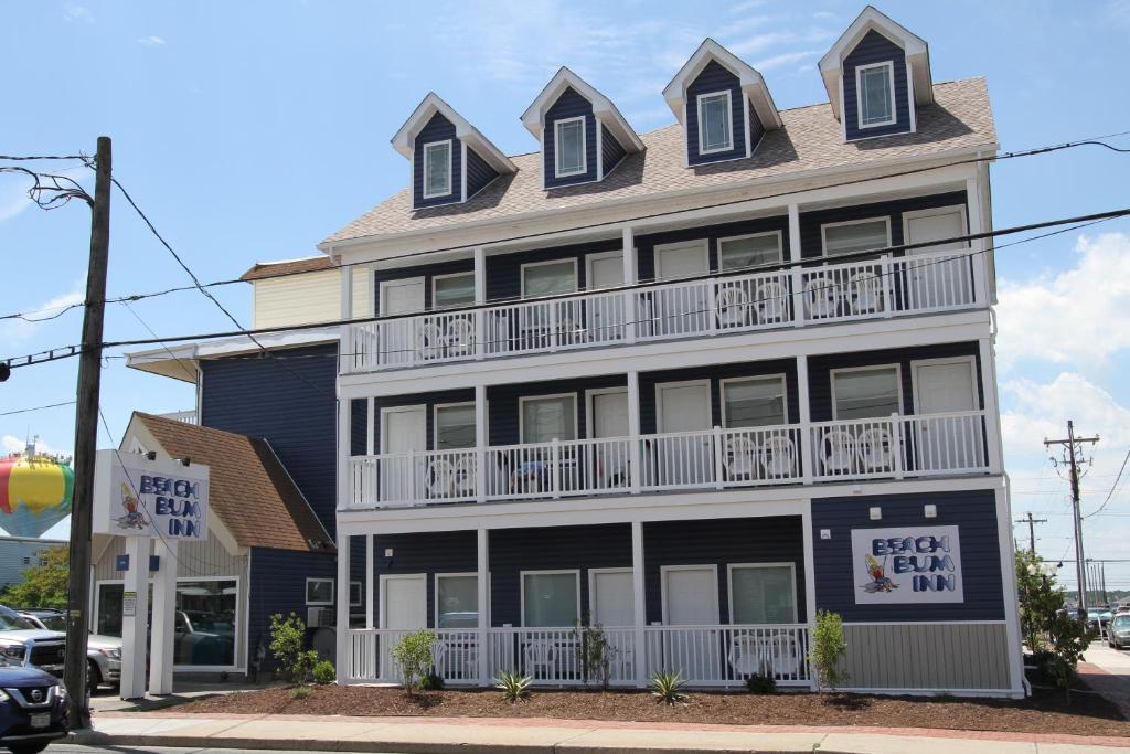 an apartment building with a sign that reads seek out inn at Beach Bum Inn in Ocean City