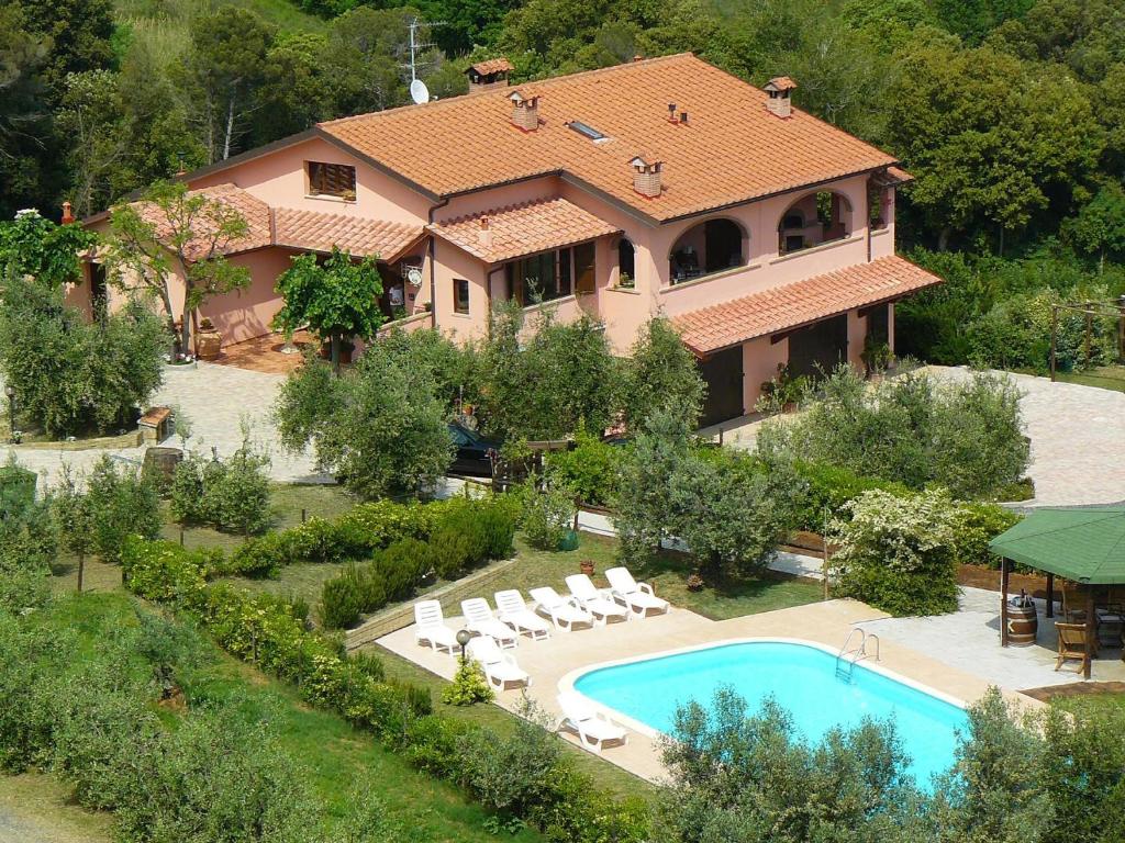 een luchtzicht op een huis met een zwembad bij Agriturismo De Santis in Castiglioncello
