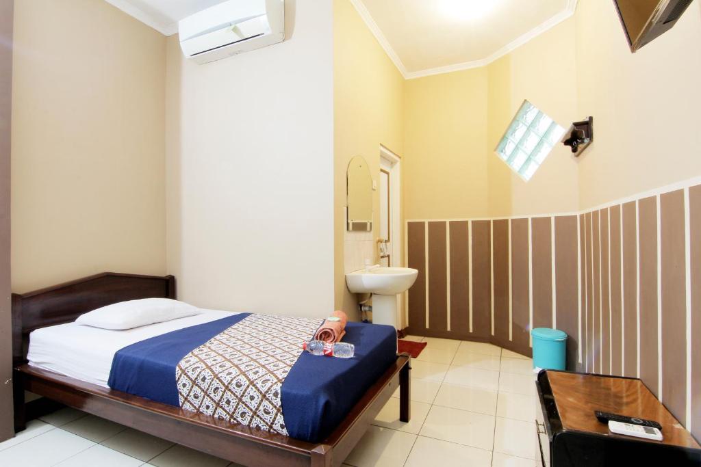 Postel nebo postele na pokoji v ubytování Monica Hotel Yogyakarta