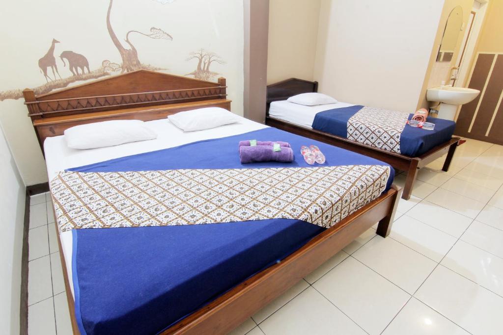 Postel nebo postele na pokoji v ubytování Monica Hotel Yogyakarta