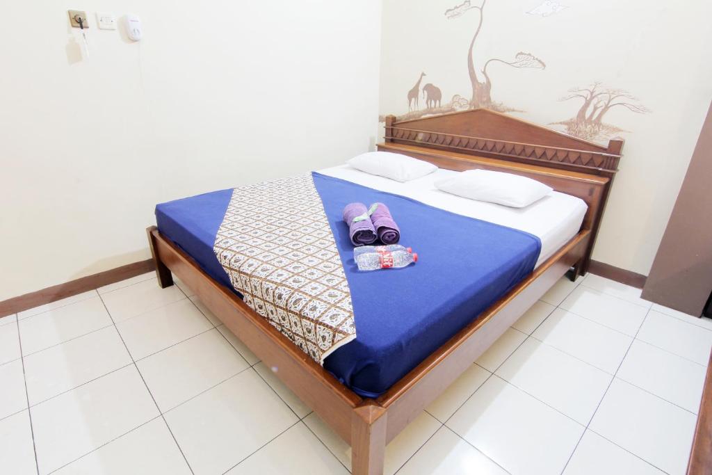 Postel nebo postele na pokoji v ubytování Monica Hotel Yogyakarta