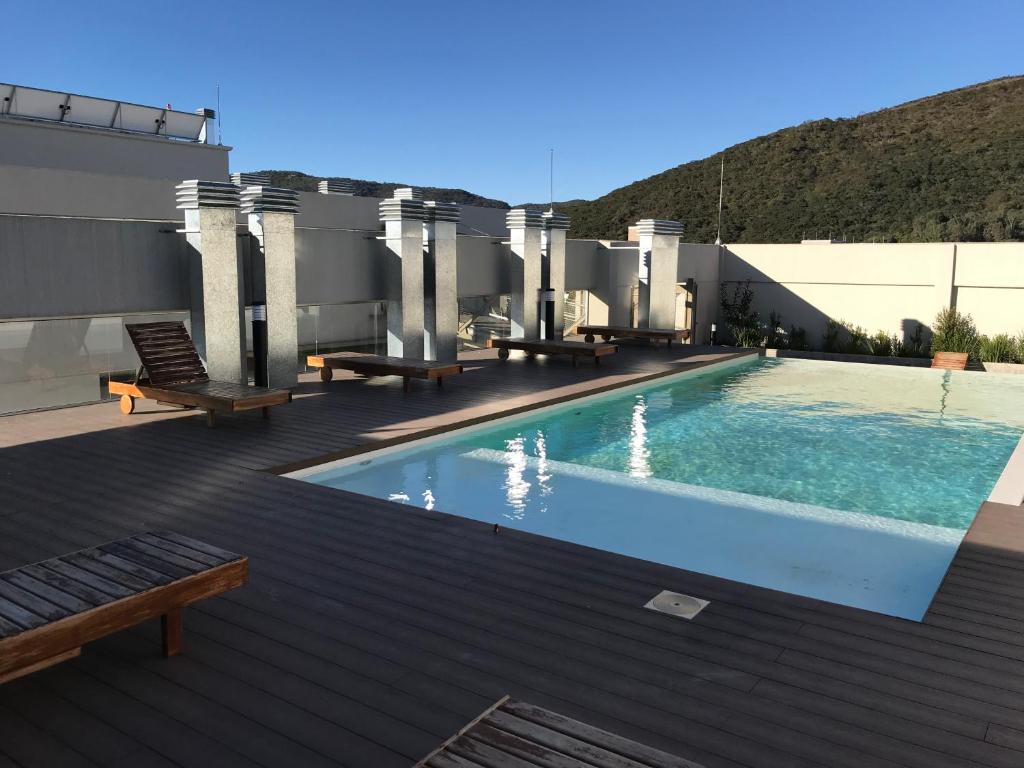 サルタにあるAires Verdes de Salta 2の建物の上にあるプール