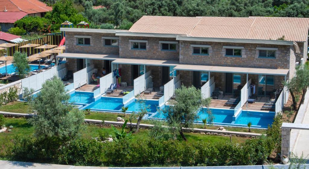 The swimming pool at or close to Kastro Maistro