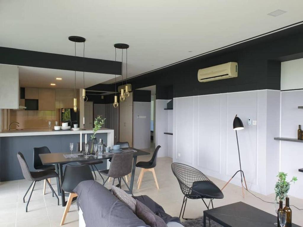 Kuchyň nebo kuchyňský kout v ubytování Santubong Suites A Just Like Home Damai
