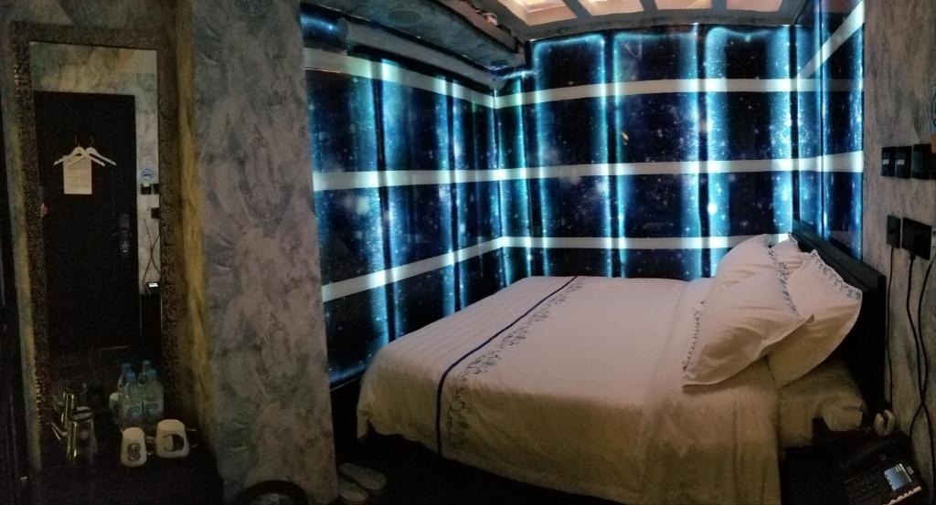 Postel nebo postele na pokoji v ubytování Star City Hotel