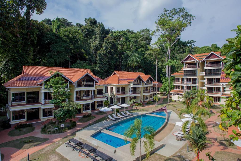 een luchtzicht op een resort met een zwembad bij Anjungan Beach Resort in Pangkor