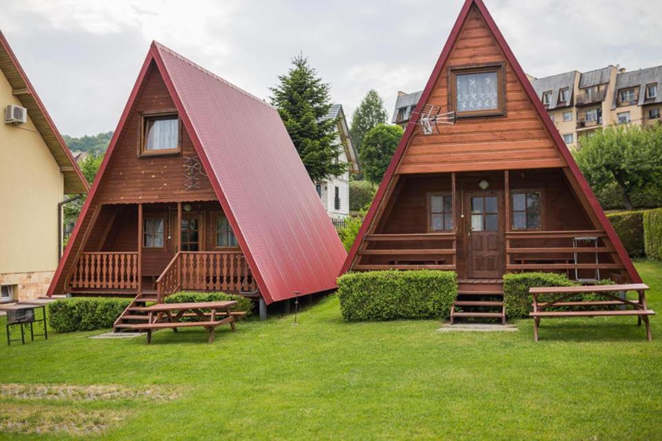 kilka małych domów z czerwonym dachem w obiekcie DOMKI u JÓZKA w Polańczyku