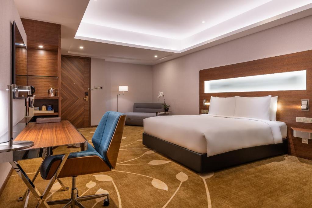 Postel nebo postele na pokoji v ubytování Novotel Shanghai Hongqiao