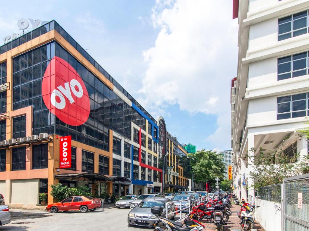 una concurrida calle de la ciudad con coches estacionados frente a los edificios en Super OYO 156 YP Boutique Hotel, en Petaling Jaya