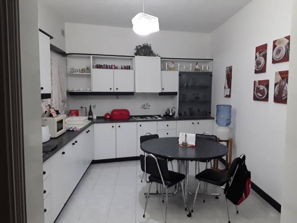 Kuchyň nebo kuchyňský kout v ubytování Very bright well kept apartment