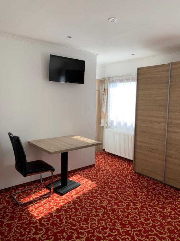 TV a/nebo společenská místnost v ubytování Pension Steinbichler - Apartments und Zimmer Check in 24-7