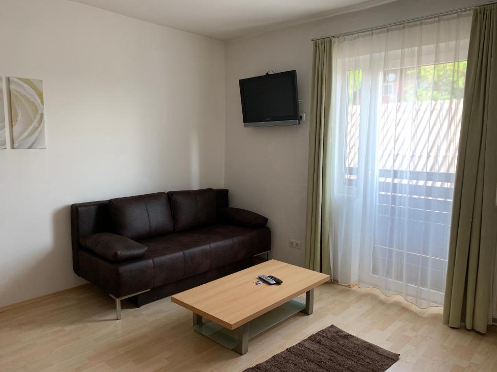 TV a/nebo společenská místnost v ubytování Pension Steinbichler - Apartments und Zimmer Check in 24-7