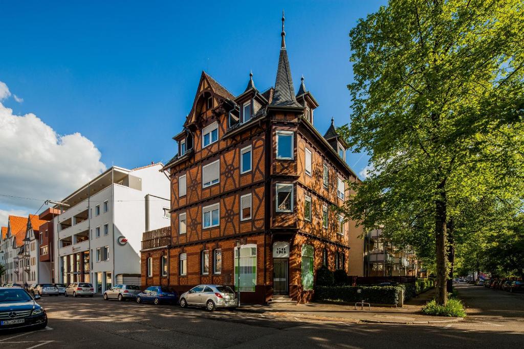 un gran edificio con torreta en una calle de la ciudad en SecondHome Stuttgart - Very nice apartment near historic city centre at Blumenstr 58 in Esslingen am Neckar - W2 en Esslingen