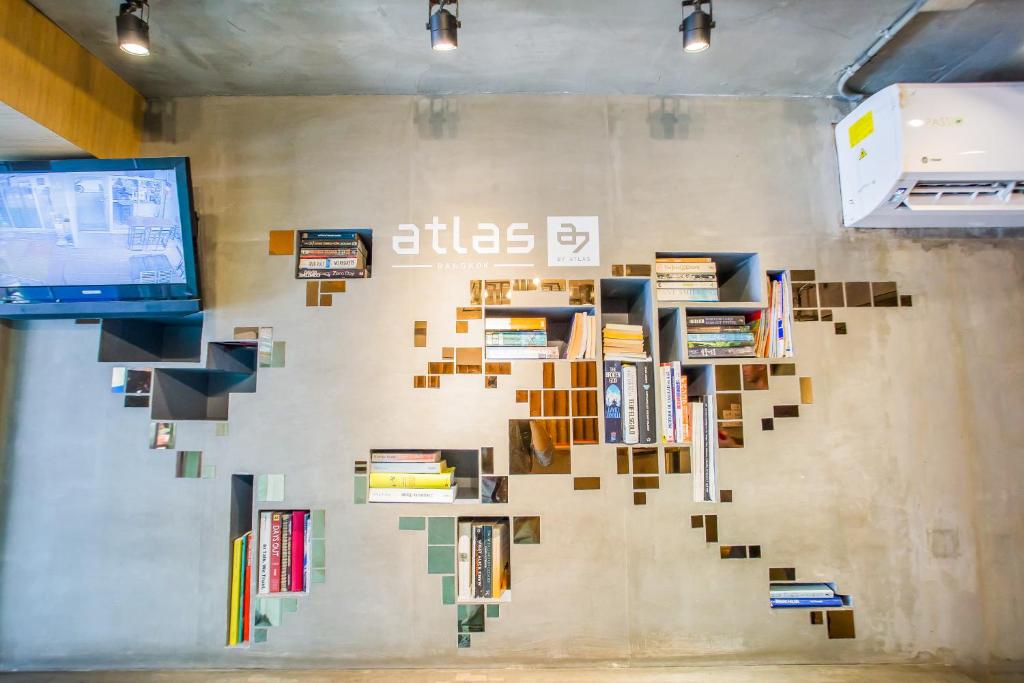 TV a/nebo společenská místnost v ubytování Atlas Bangkok Hotel