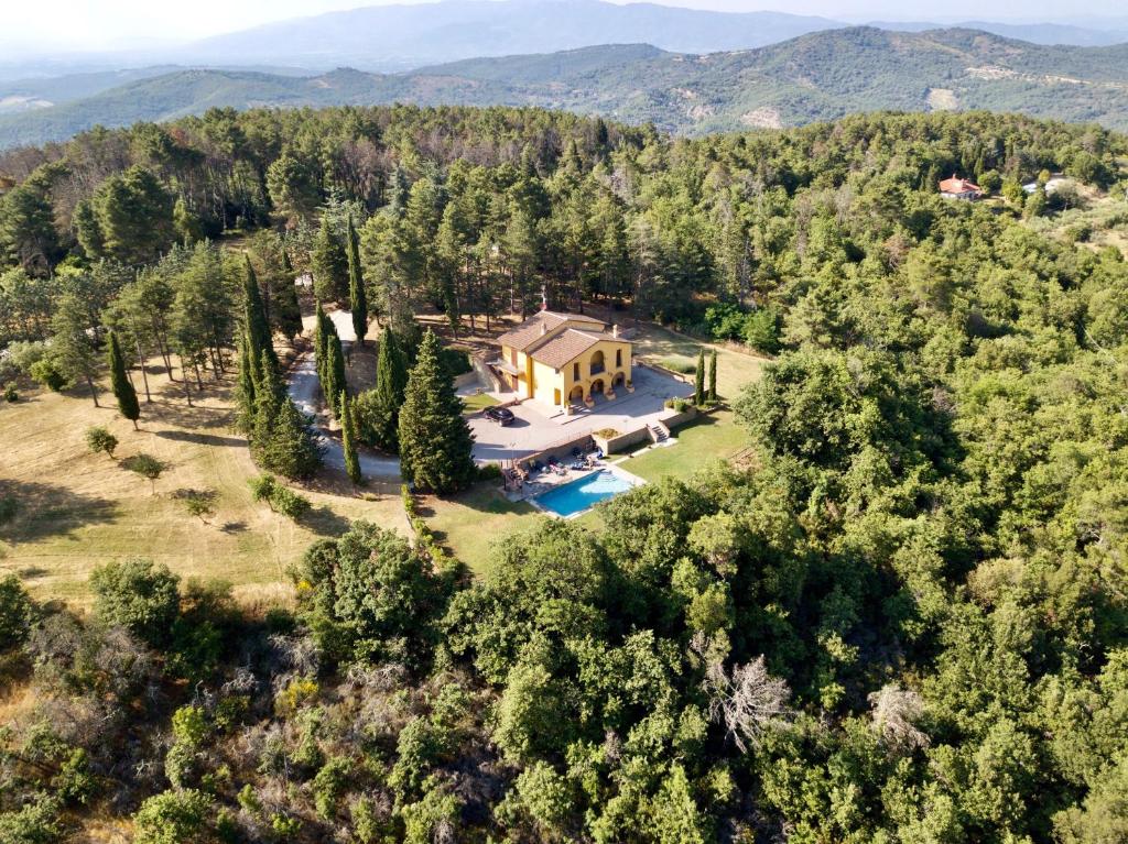 an aerial view of a house with a swimming pool and trees at Villa Rondinocco in Civitella in Val di Chiana