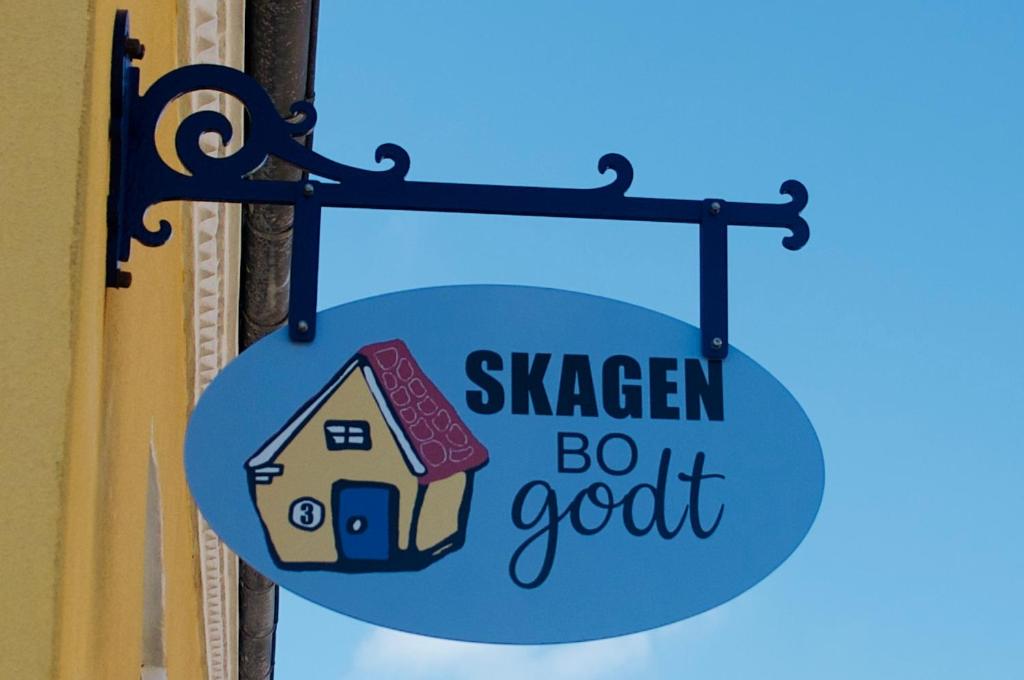 スケーエンにあるSkagen Bo Godt Kirkevejの酢を読む看板