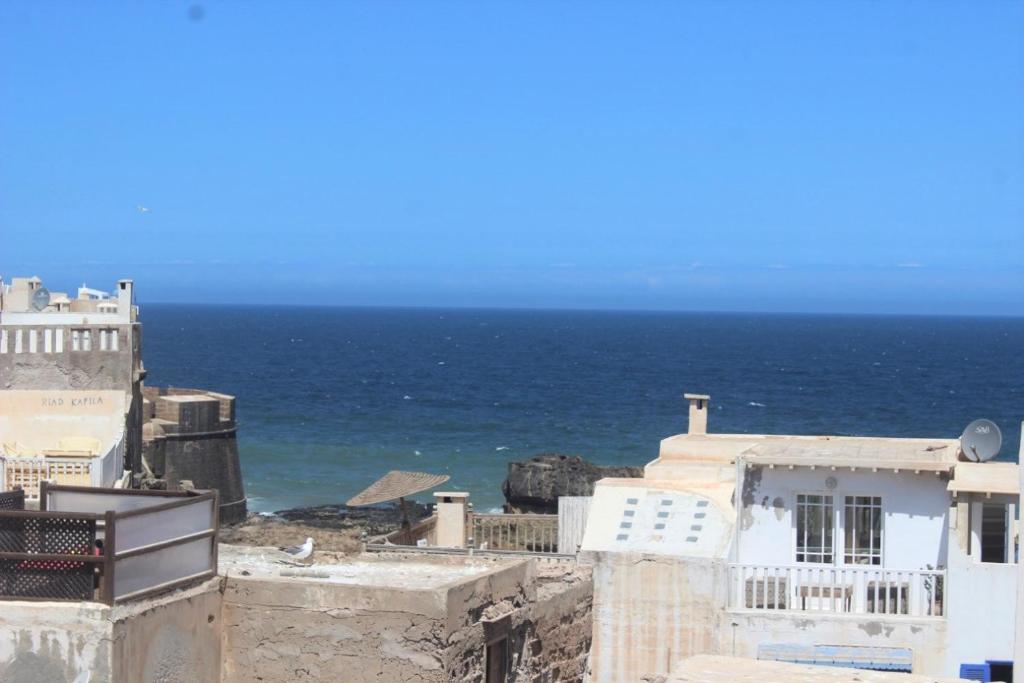 una vista del océano desde los tejados de los edificios en zazou en Essaouira