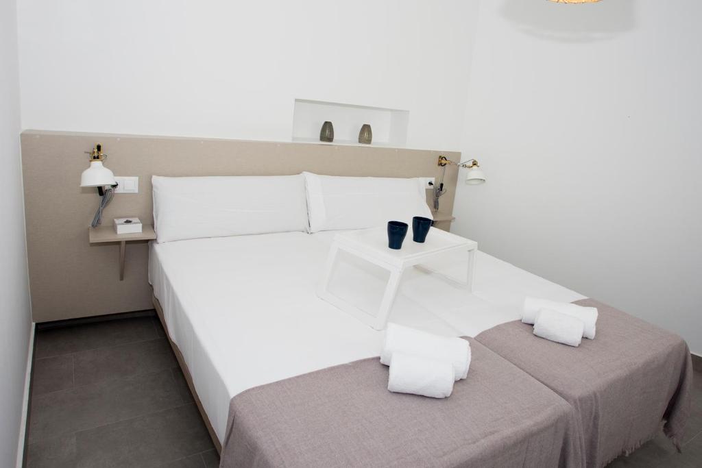 biała sypialnia z łóżkiem z 2 poduszkami w obiekcie MONKÓ - MANGO & TROPYCAL APARTMENT o w mieście Torremolinos