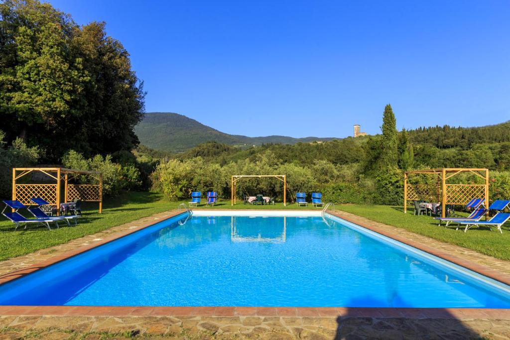 Bazén v ubytovaní Agriturismo Fattoria di Sommaia alebo v jeho blízkosti