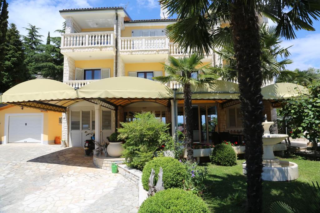 Vonkajšia záhrada v ubytovaní Villa Ana