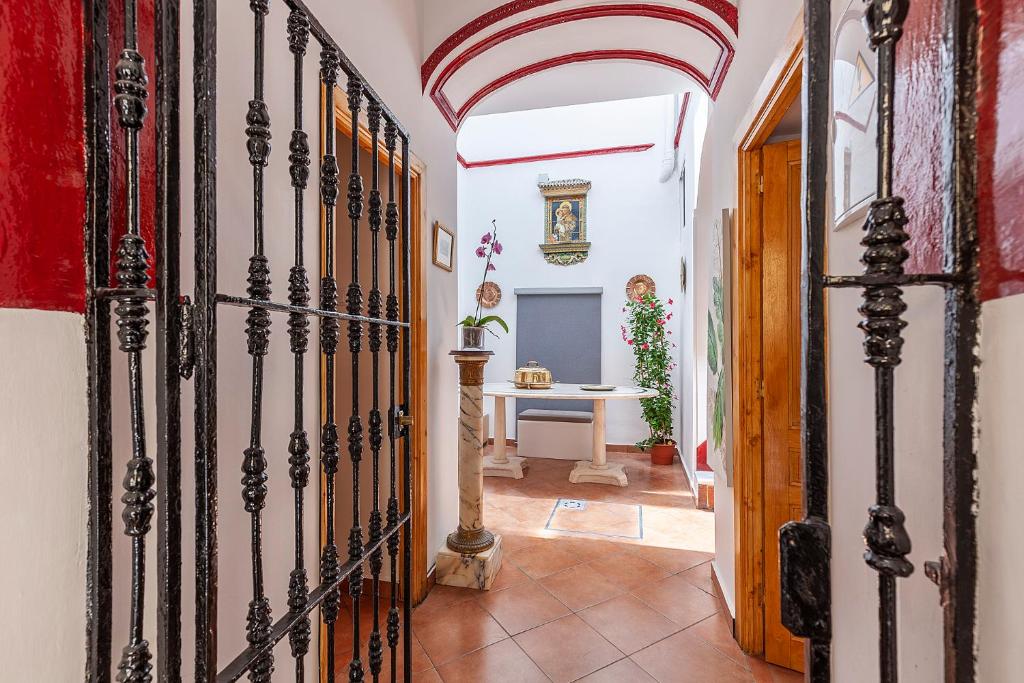 korytarz z łukiem i stołem w pokoju w obiekcie CASA DE LA LUZ -Elegante Casco Antiguo 5-Hab w Sewilli