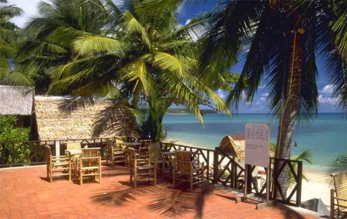 una playa con un montón de sillas y el océano en Utopia Resort, en Lamai